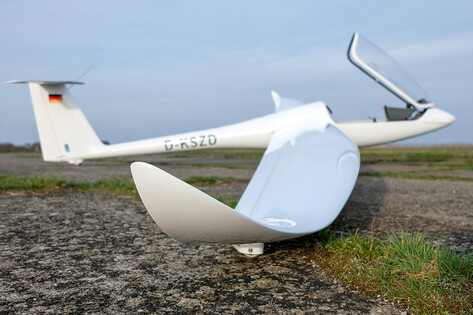 Höhenleitwerk und Winglet des SZD-55-2 Nexus e-motion am Boden.